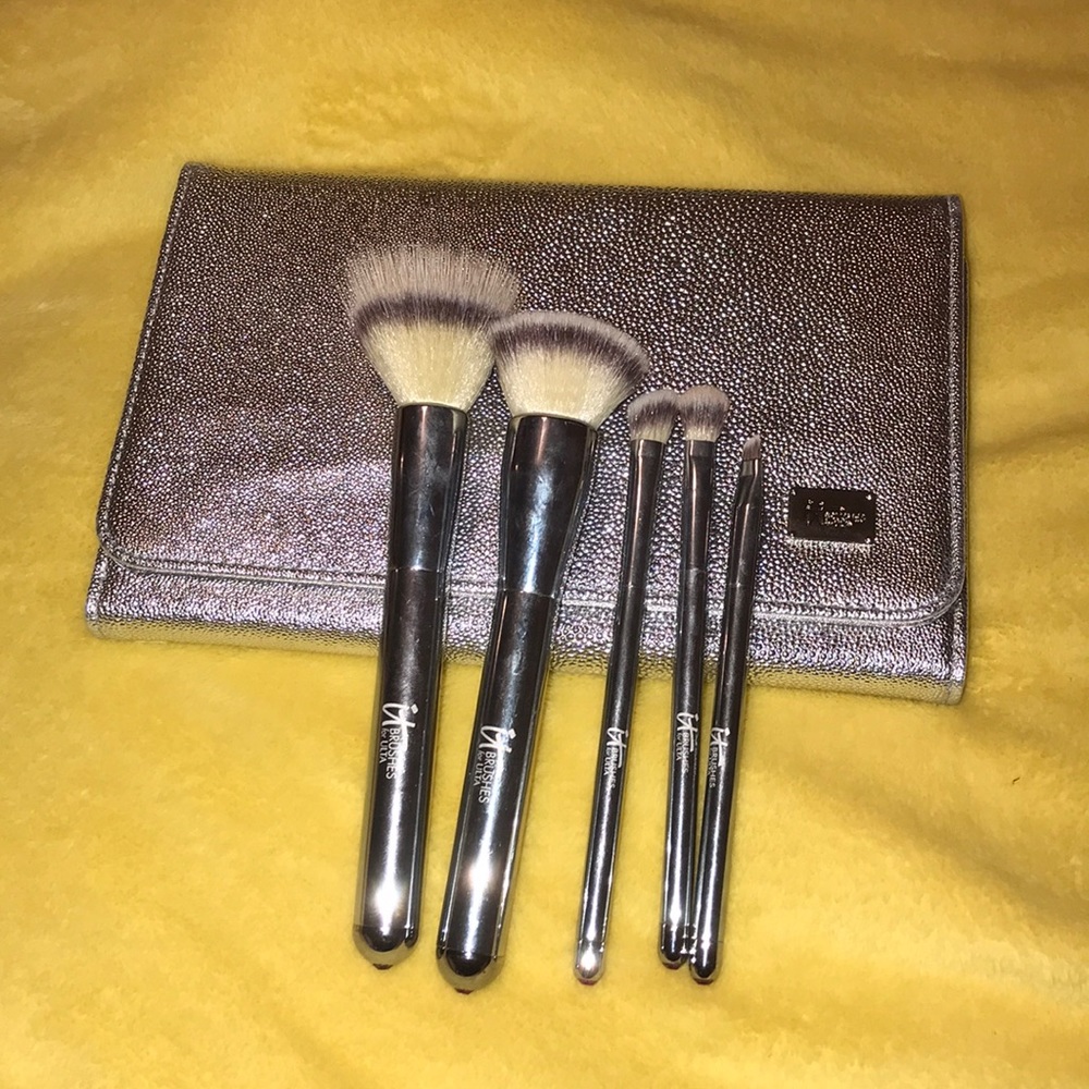 🥳HP🥳IT Cosmetics Brushes with Silver IT Case Authentic Black